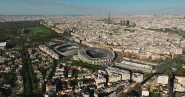 Paris, Fransa, 05 Nisan 2023: Paris 'teki modern bir spor stadyumunun insansız hava aracı görüntüsü 2024 yılında Fransa' nın başkentinde yapılacak Yaz Olimpiyatları için hazırlandı. Paris 'teki spor tesisi. Yüksek kalite 4k görüntü