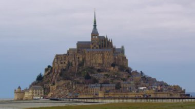 Fransa 'nın en çok ziyaret edilen yerlerinden biri olan su ile çevrili peri masalı kalesi. Mont Saint Michel tepesi bulutlarla çevrili Normandiya Fransa. Aziz Michel UNESCO 'nun ünlü mirası.