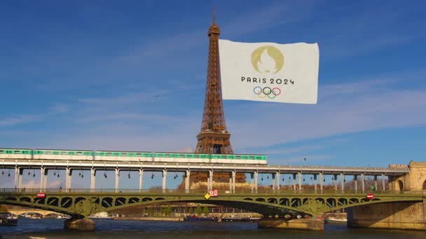 시내를 공중에서 있습니다 날아갑니다 나무들은 프랑스 장식한다 파리의 올림픽 2024 — 비디오