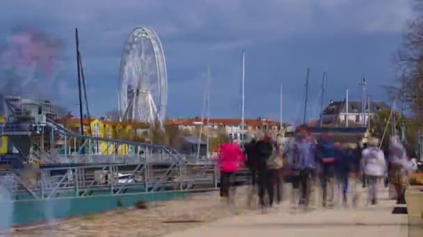 在阳光灿烂 白云飘扬的背景下 成群的人漫步在大西洋沿岸的法国城市拉罗谢尔的街道上 游客们沿街散步 — 图库视频影像