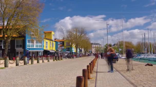 Multitud Personas Pasean Por Las Calles Ciudad Francesa Rochelle Orillas — Vídeo de stock