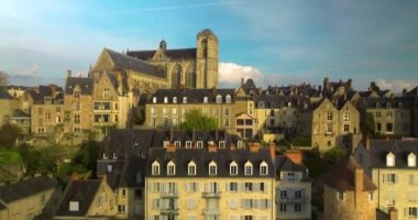 24 saatlik yarışlara ev sahipliği yapan Fransa 'nın ünlü şehrinin üzerinde uçuyoruz. Dünyanın en popüler yarış pisti. Fransa 'daki Le Mans şehri. Yüksek kaliteli FullHD görüntüler