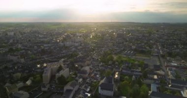 24 saatlik yarışlara ev sahipliği yapan Fransa 'nın ünlü şehrinin üzerinde uçuyoruz. Dünyanın en popüler yarış pisti. Fransa 'daki Le Mans şehri. Yüksek kaliteli FullHD görüntüler