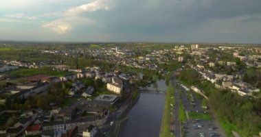 Le Mans şehri, Fransa 'da Sarthe Nehri üzerinde bir şehirdir. Yazın çekilmiş. Le Mans, Fransa 'nın batısındaki Pays de la Loire bölgesinde yer alır. Hava görünümü.
