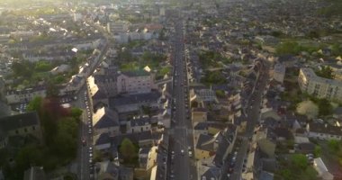 Le Mans şehri, Fransa 'da Sarthe Nehri üzerinde bir şehirdir. Yazın çekilmiş. Le Mans, Fransa 'nın batısındaki Pays de la Loire bölgesinde yer alır. Hava görünümü.
