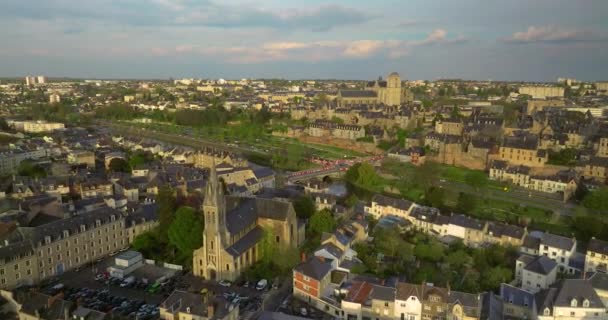 Saatlik Yarışlara Sahipliği Yapan Fransa Nın Ünlü Şehrinin Üzerinde Uçuyoruz — Stok video