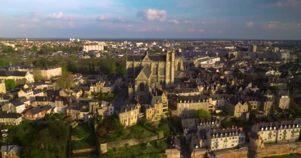 フランスの有名な都市を飛んで 24時間レースを開催しています 世界で最も人気のあるレーストラック フランスのル マンの街並み 高品質のフルHd映像 — ストック動画