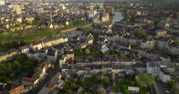 マンの街並 フランスのサルト川沿いの街です 夏の間に撮影された マンは フランス西部のペイ ロワール地域に位置しています 空中風景 — ストック動画