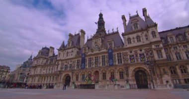 Paris 'teki belediye binası meydanında olimpiyat halkalarının kurulduğu yerde. Turist kalabalığı Paris 'in simgesini ziyaret ediyor. Paris 2024 Olimpiyat Oyunlarına ev sahipliği yapacak. Belediye binasının yakınındaki meydanda zaman kaybı..