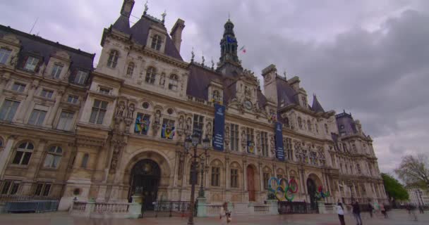 Πλατεία Δημαρχείου Στο Παρίσι Όπου Εγκαθίστανται Ολυμπιακοί Δακτύλιοι Πλήθη Τουριστών — Αρχείο Βίντεο