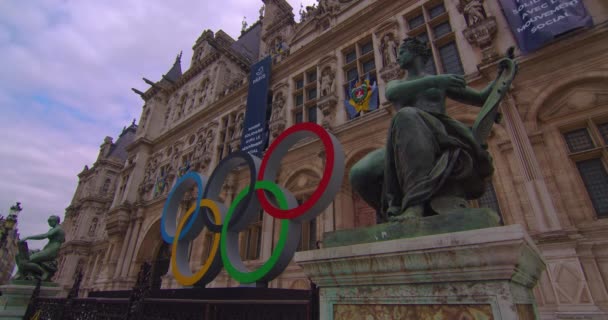 Paris Teki Belediye Binası Meydanında Olimpiyat Halkalarının Kurulduğu Yerde Turist — Stok video