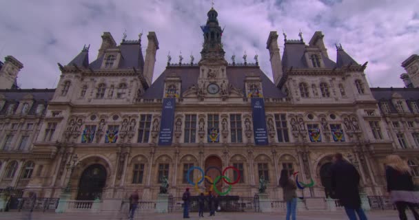 Rådhusplatsen Paris Där Olympiska Ringarna Installerade Folkmassor Turister Besöker Landmärket — Stockvideo