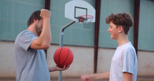 Vader Leert Zijn Tienerzoon Hoe Hij Moet Aanvallen Verdedigen Basketbal — Stockvideo