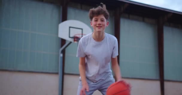 아버지는 아들에게 농구를 공격하고 방어하는 방법을 가르친다 여름날 사람들은 길거리 — 비디오