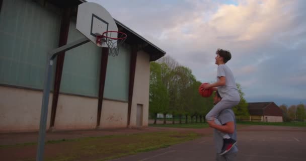 Ihre Freizeit Verbringt Die Familie Gemeinsam Mit Sport Und Basketballspielen — Stockvideo