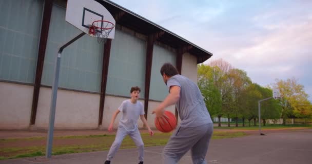 Padre Enseñando Hijo Adolescente Cómo Atacar Defender Baloncesto Gente Jugando — Vídeo de stock