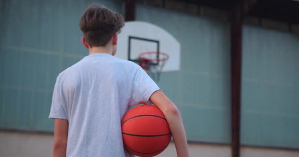 Video Ragazzo Piedi Campo Basket Con Mano Una Palla Basket — Video Stock