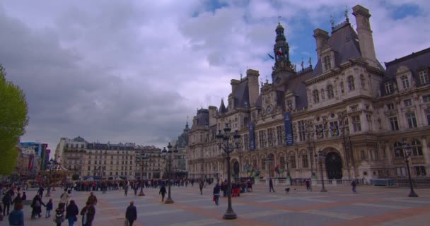 在巴黎的市政厅广场上安放着奥林匹克五环 成群的游客参观了巴黎的地标 巴黎将主办2024年奥运会 市政厅附近的广场上时间流逝 — 图库视频影像