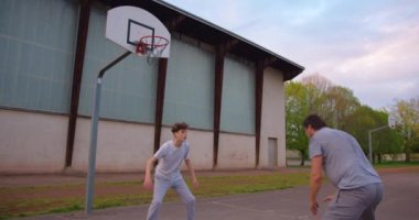 Aile boş zamanlarını birlikte spor yaparak ve okulun yakınındaki basketbol sahasında basketbol oynayarak geçirir. Aile sağlığını güçlendirmek, sağlıklı bir yaşam tarzı. Basketbol antrenmanı.