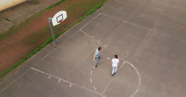 Сім Проводить Вільний Час Разом Граючи Спорт Граючи Баскетбол Баскетбольному — стокове відео