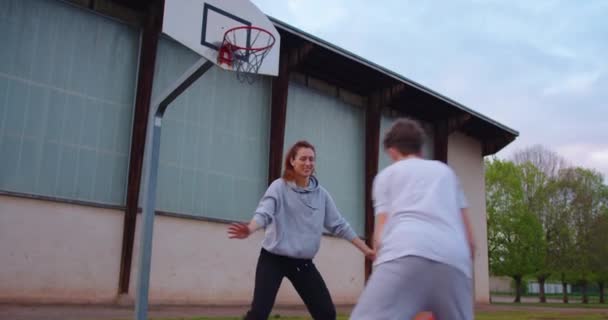 Rodzina Spędza Wolny Czas Razem Uprawiając Sport Grając Koszykówkę Boisku — Wideo stockowe