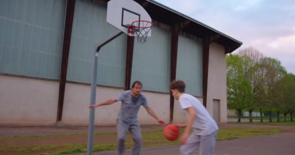 Otec Učí Svého Dospívajícího Syna Jak Útočit Bránit Basketbalu Lidé — Stock video