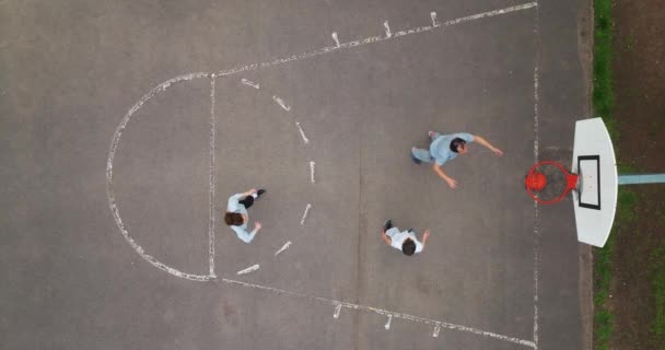 Család Együtt Tölti Szabadidejét Sportolással Kosárlabdázással Iskola Melletti Kosárpályán Családi — Stock videók