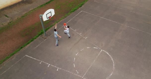 가족은 시간을 코트에서 스포츠를 농구를 보낸다 가족의 생활을 튼튼하게 해준다 — 비디오