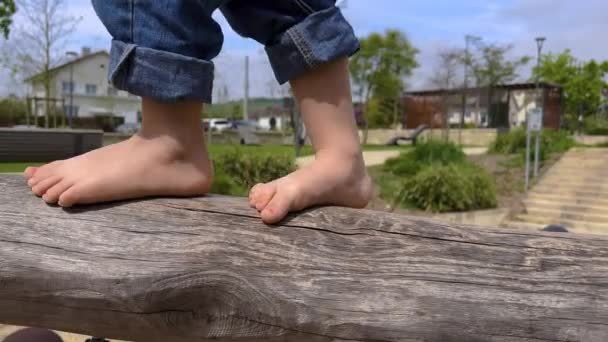Małe Stopy Dzieci Chodzą Drewnianym Drzewie Zbliżenie Stóp Dzieci Spacerujących — Wideo stockowe