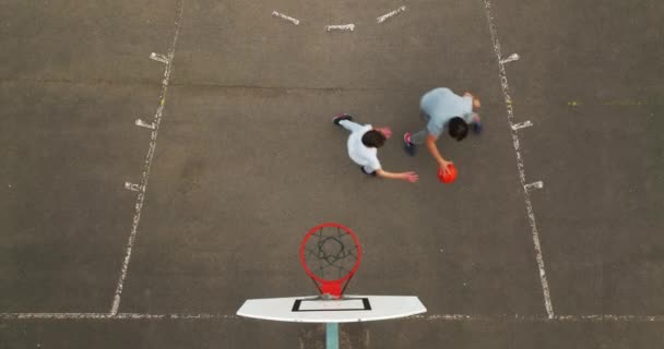 Vista Aérea Una Cancha Baloncesto Donde Los Adolescentes Juegan Baloncesto — Vídeo de stock