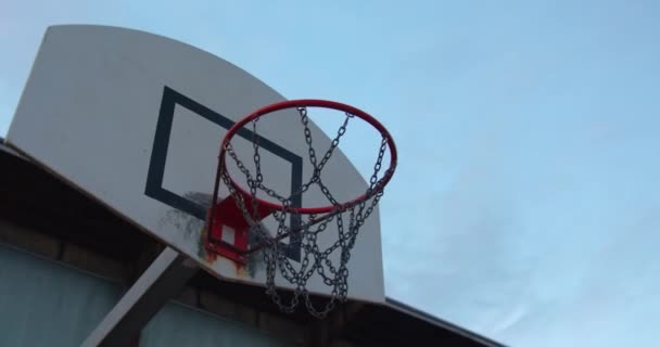 Basketbal Vloog Basketbalring Beelden Van Een Bal Die Mand Vliegt — Stockvideo