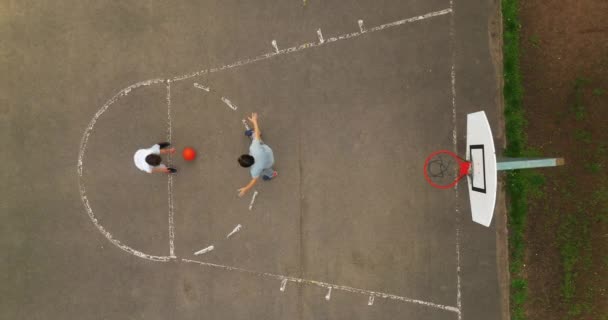バスケットボールの動きとスコアを練習している男のドローンショット バスケットボールはバスケットボール フープに飛び込む 高品質4K映像 — ストック動画
