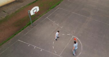 Basketbol hareketleri yapan ve sayı yapan bir adamın robot resmi. Basketbol potaya doğru uçuyor. Yüksek kalite 4k görüntü