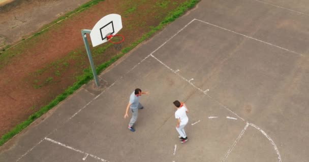 バスケットボールの動きとスコアを練習している男のドローンショット バスケットボールはバスケットボール フープに飛び込む 高品質4K映像 — ストック動画