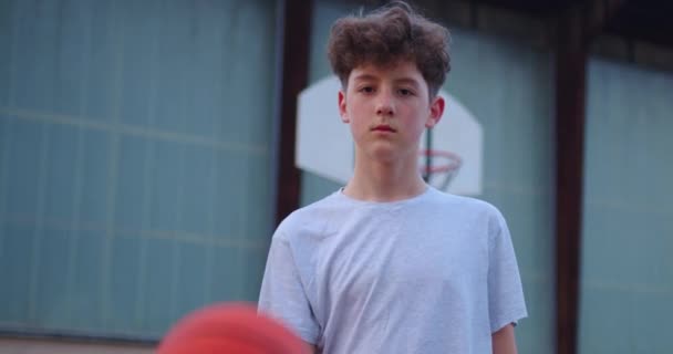 Mladík Módním Účesem Podívá Kamery Hraje Basketbalem Portrét Teenagera Venku — Stock video
