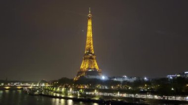 Gece Eyfel Kulesi. Fransa 'nın simgesi geceleri parıldıyor ve parlıyor. Paris gece aydınlatması.