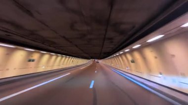 Gece lambasıyla araba tünelinden geçen ilk kişi. Ulaşım gece şehrinde yüksek hızda hareket ediyor. Paris 'te modern bir tünel. POV.