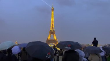 Gece Eyfel Kulesi. Fransa 'nın simgesi geceleri parıldıyor ve parlıyor. Paris gece aydınlatması.