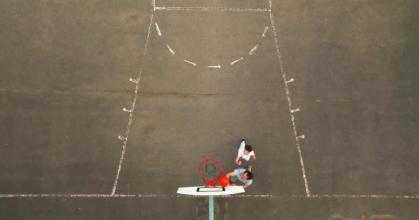 Drone Shot Gars Pratiquant Des Mouvements Basket Ball Des Scores — Video
