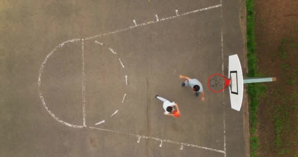 Drone Shot Van Een Jongens Die Basketbal Bewegingen Scores Oefenen — Stockvideo