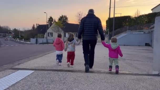 Baksidan Äldre Pappa Promenader Längs Stadsgata Med Tre Döttrar Barn — Stockvideo