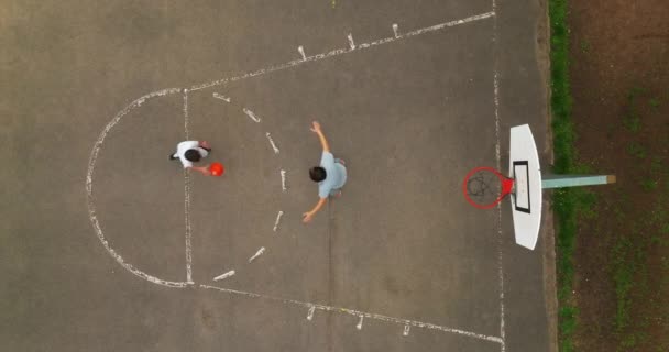 Drónfelvétel Egy Fickóról Aki Kosarazik Gólt Szerez Kosárlabda Repül Kosárlabda — Stock videók