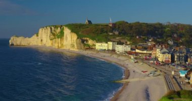 Fransa 'da çevre koruması. Doğayla ilgilenin. Gün batımında Fransa 'da Atlantik Okyanusu' nun güzel kayalık kıyılarını çekiyoruz. En çok ziyaret edilen yerler Fransa, Etretat.