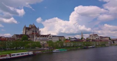 Atış süresi doluyor. Auxerre 'in merkezinde, arkasında bulutlar olan eski geleneksel Fransız evleri olan güzel cadde. Fransız tarihinin mirası. Fransa 'da renkli evler.