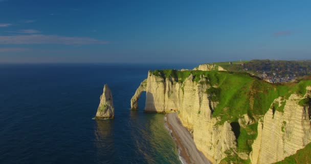 法国的环境保护 关心自然 日落时在法国的大西洋沿岸建立了美丽的岩石海岸 法国埃特雷塔是游客最多的地方 — 图库视频影像