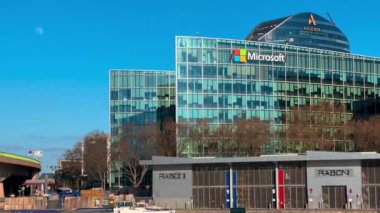 Paris, Fransa, 18 Mayıs 2023: Fransa 'nın merkezindeki Microsoft ana ofisi. Uzun cam gökdelenler. Avrupa 'nın merkezinde teknoloji ve yazılım geliştirme. Yüksek kalite 4k görüntü