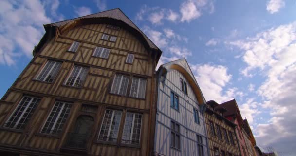 Troyes Merkezinde Arkasında Bulutlar Olan Eski Geleneksel Fransız Evlerinin Olduğu — Stok video