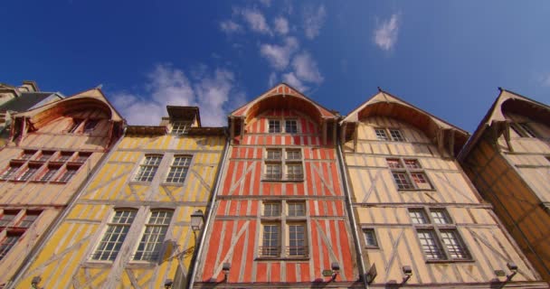 在特鲁耶斯市中心的一条美丽的街道上 有着古老的法国传统住宅 背景是云彩 时光流逝的景象 确定拍摄 法国历史的遗产 法国五颜六色的房子 — 图库视频影像
