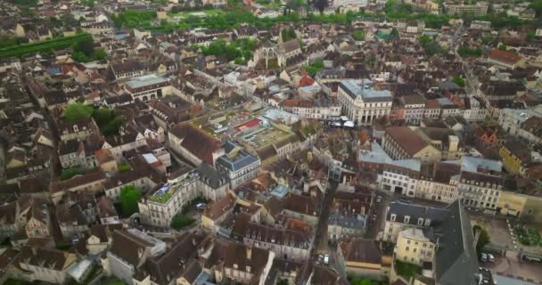 拍摄了中世纪城市奥谢尔的法国中心 该中心被延纳河隔开 法国古老的历史建筑的红色屋顶 勃艮第是法国最古老的地区 — 图库视频影像
