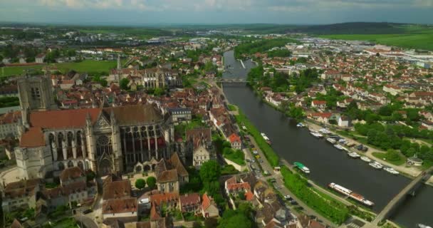 フランスの中世都市オセールの中心部のショットを確立し ヨンヌ川で区切られています フランスの歴史的 古代の家の赤い屋根 ブルゴーニュはフランスの最も古い地域です — ストック動画
